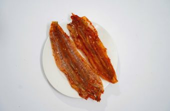 Đĩa cá mối tẩm vị đặc sản Quảng Bình đã được nướng vàng ruộm, bày ra đĩa.